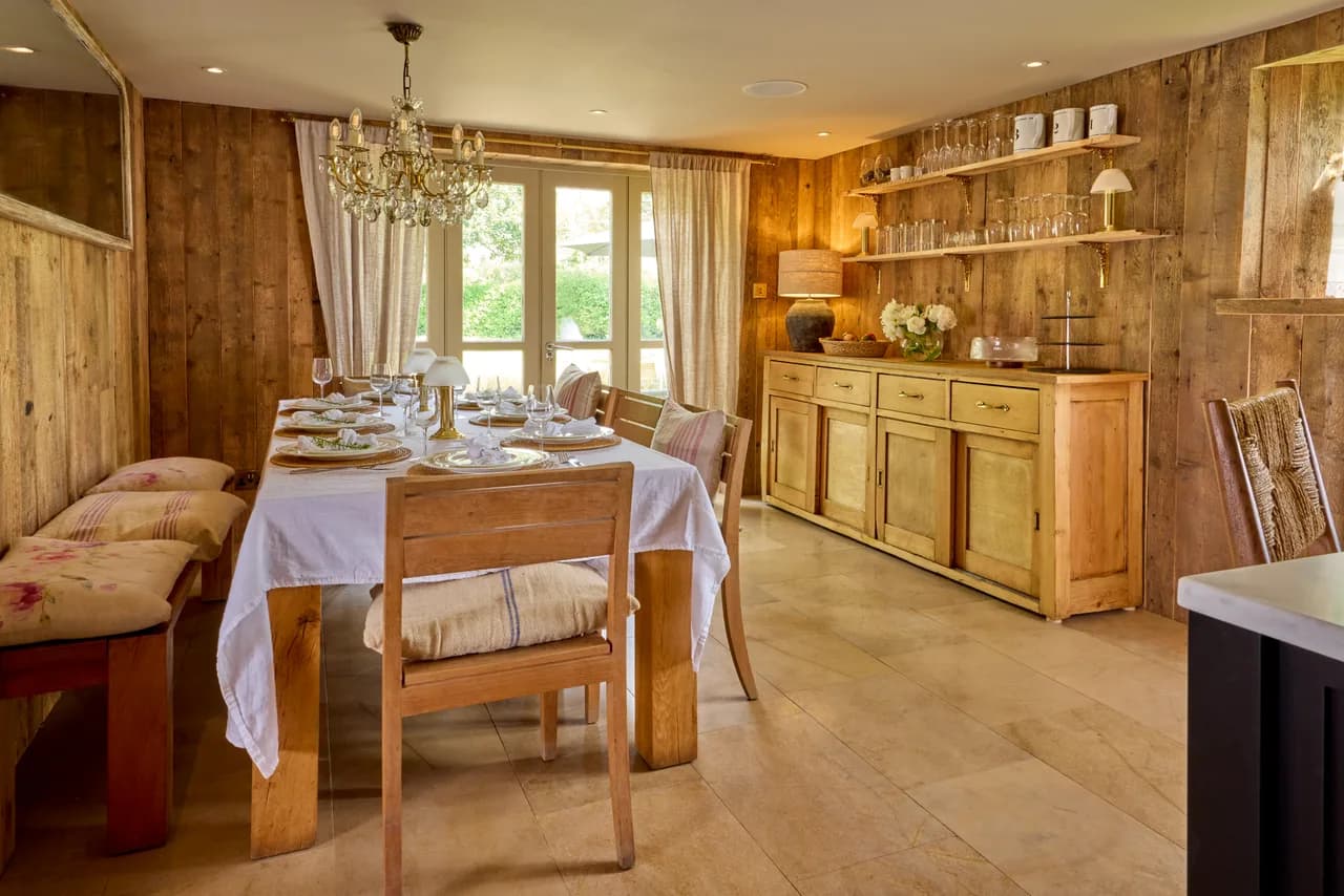 Dining and entertaining space in a luxury Cotswolds kitchen